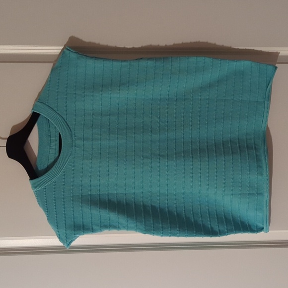 Green Sleeveless Ribbed Top - Picture 2 of 8